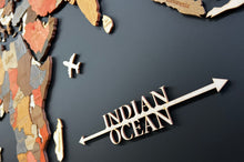 Φόρτωση εικόνας στο εργαλείο προβολής Συλλογής, Ξύλινος τρισδιάστατος παγκόσμιος χάρτης σε plexiglass - (203 x 130) / Με ονόματα